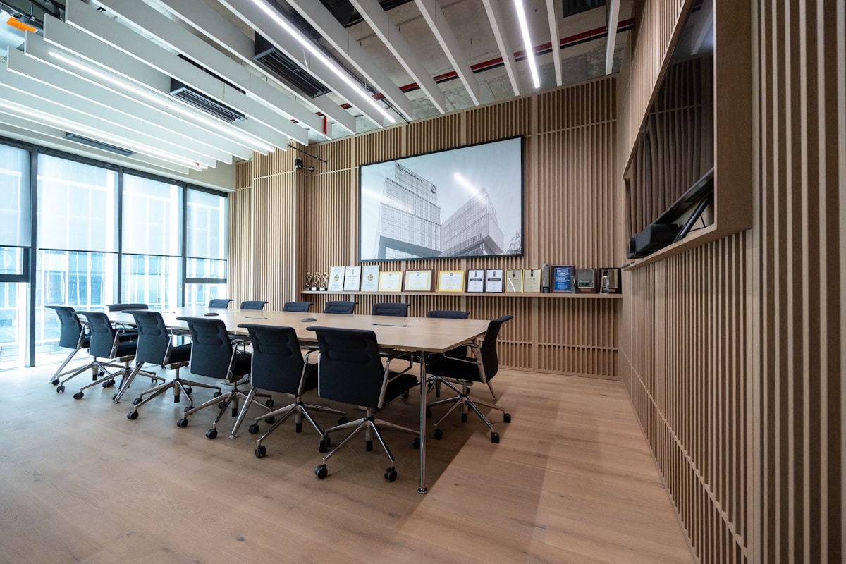 Sala de reuniões executiva com vista para a cidade